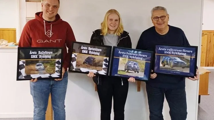 Förare i SMK Nyköping som uppmärksammades för ett fint fjolår, från vänster: Hampus Jakobsson, Julia Mejermo som även har Adam Carlssons pris i sina händer (han kunde inte vara med) samt Kjell Pettersson.