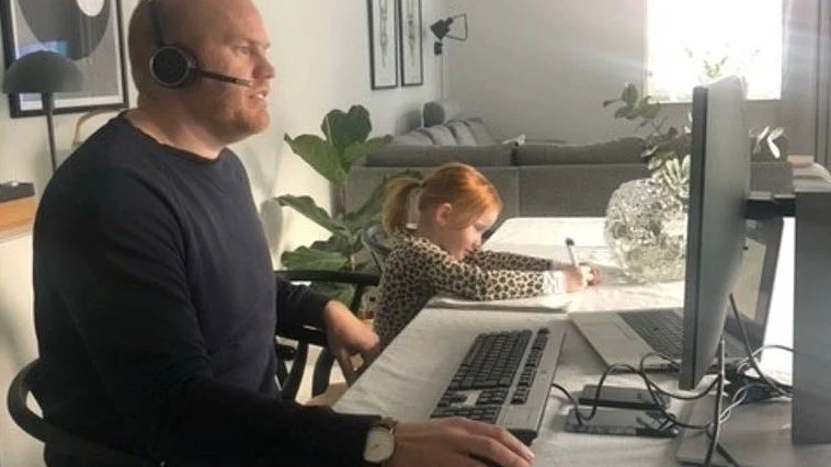Robin, 35, och Elsa, 4, jobbar på med dagens bestyr i hemmakarantänen på Arnö. 