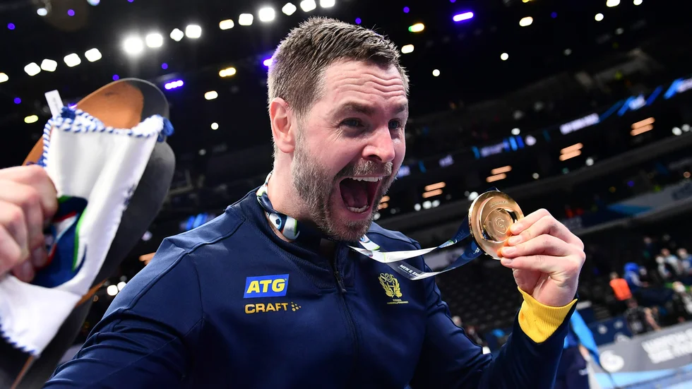 Sveriges målvkt Andreas Palicka med EM-guldet.
