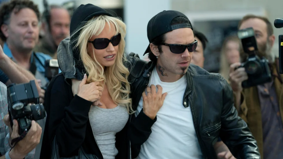 Lily James och Sebastian Stan som Pamela Anderson och Tommy Lee i "Pam & Tommy". Pressbild.