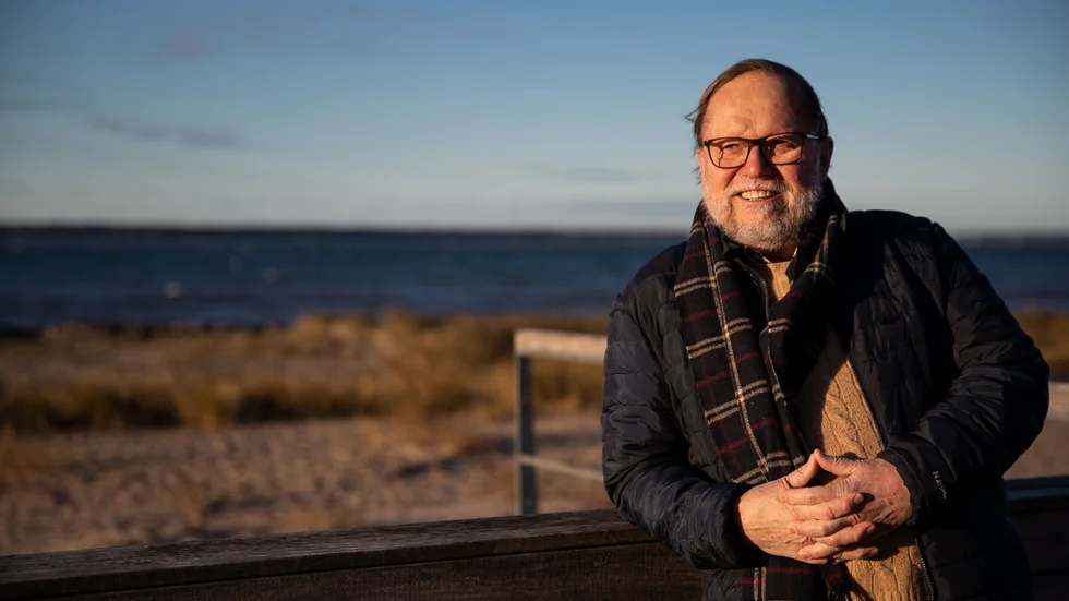 Nu har läkarprofilen Yelverton Tegner äntligen hittat hem. Efter många år i Luleå, som lagläkare i Luleå Hockey, Plannja Basket och olika landslag har han valt att flytta närmare sina barn. Numera bor han i Pålsjö utanför Helsingborg.