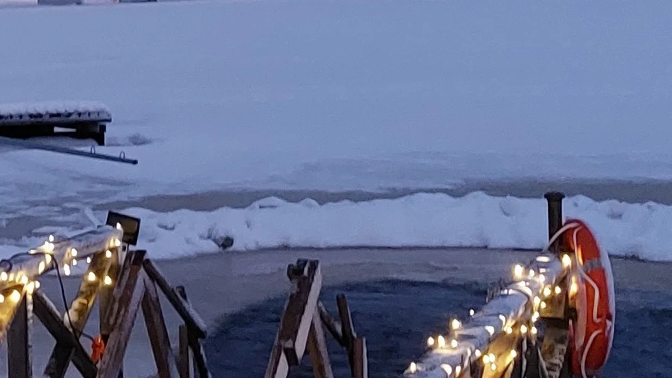 Isigt bad. Vad sägs om ett dopp i det vinterblå? Sune Nilsson i Haparanda har fotat detta ställe i Torneälven där vinterbad är fullt möjliga.