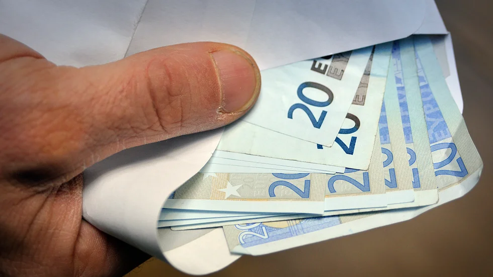 Eurosedlar i ett kuvert. Arkivbild.