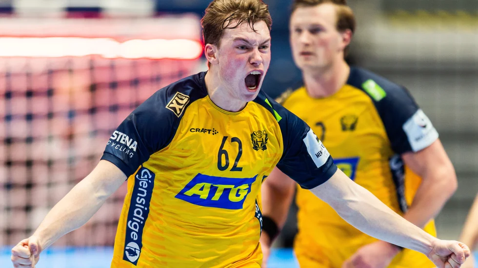 Glädjen är total sedan Valter Chrintz med 15 sekunder kvar gjort mål på straff mot Norge.