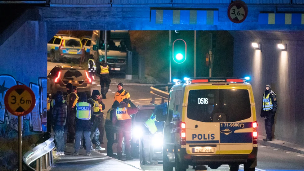 Polisen, tullen och kronofogden vid en myndighetsgemensam insats mot grovt kriminella på E6 vid Lomma i november 2019.