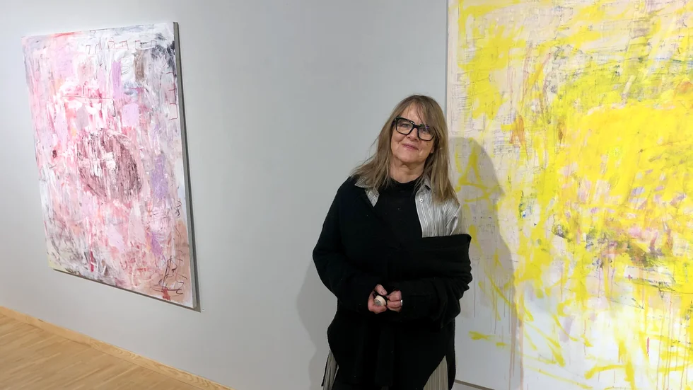 Mäktiga oljemålningar med stor färgvariation sätter prägel i Piteå konsthall just nu. I helgen startar utställningen "In search" med verk, främst i olja, av Umeåbaserade konstnären Annalena Törnström.