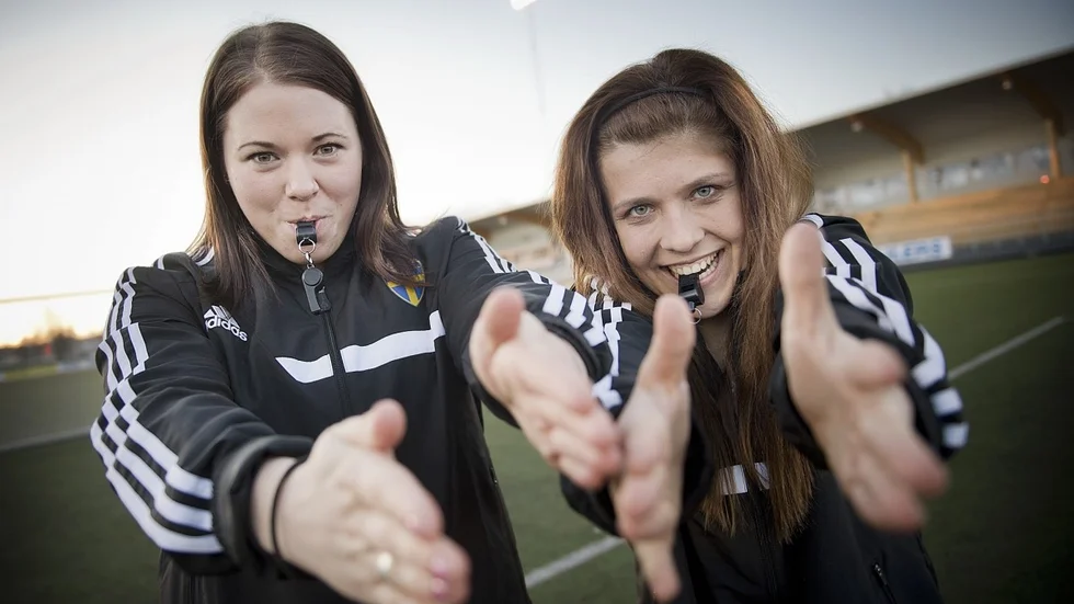 Domarna Elin Lundgren och Frida Lundholm är redo för helgens Domarcup. Foto: Lars Eriksson
