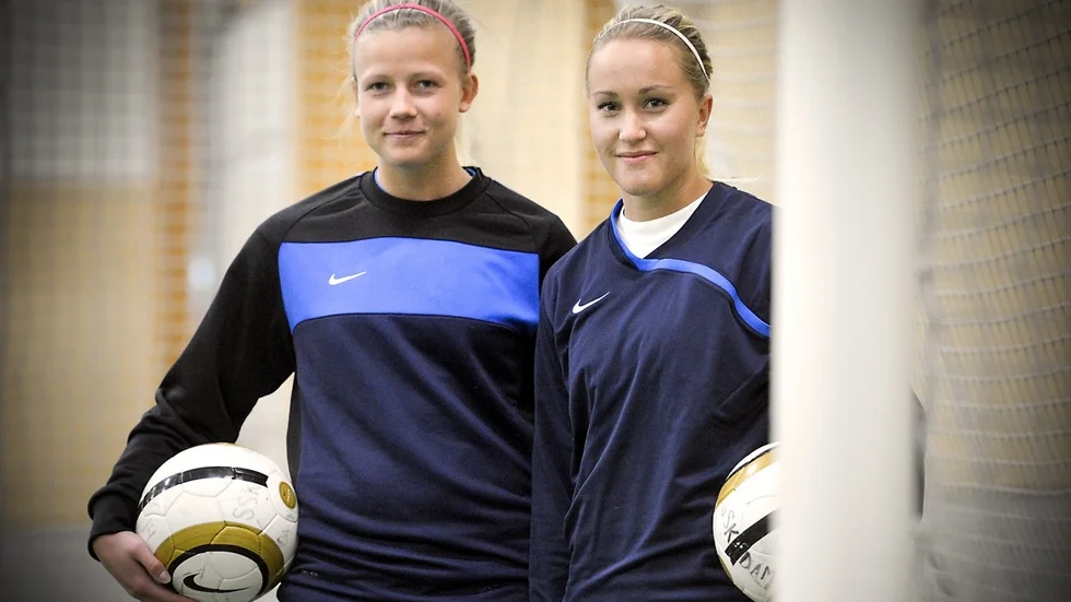 Hanna Glas ( t v) knäskadade sig i mötet med Umeå IK. Annika Kukkonen spelade bara andra halvlek.