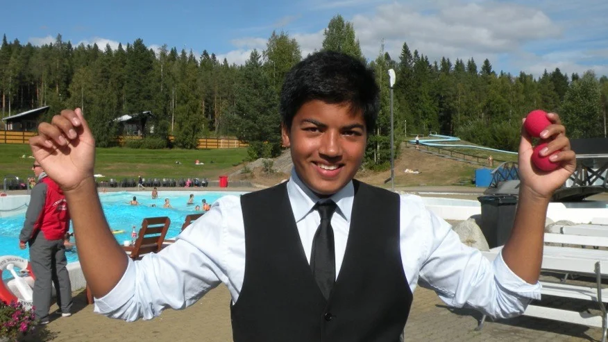 Tim Nilsson, 19, är en vass trollkarl. Men att försörja sig på att lura folk är nästan omöjligt i Norrland. Foto: Bo Fuhrman.