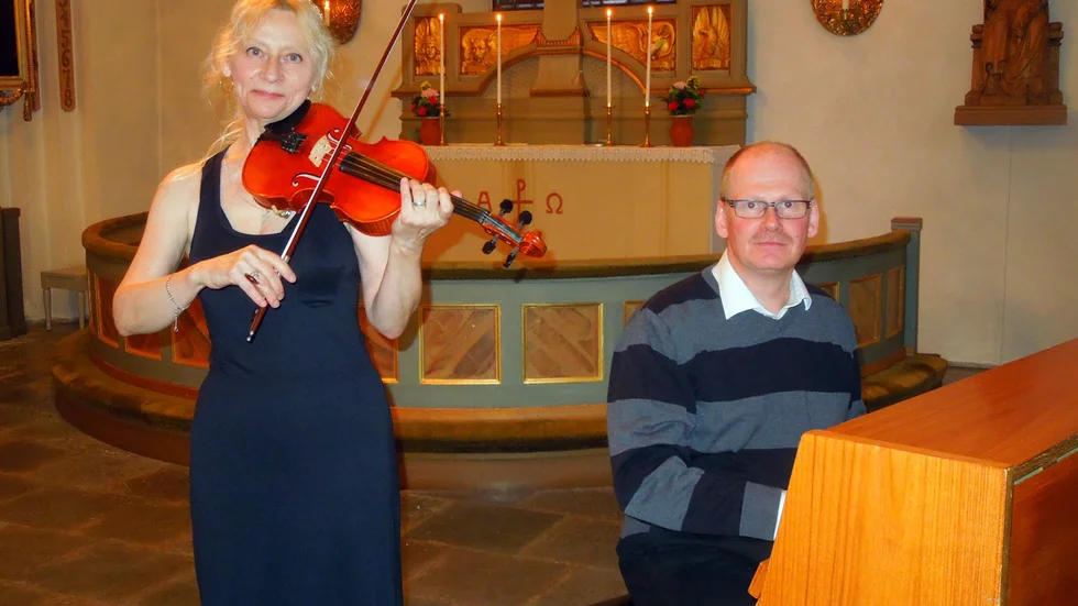 Vackra toner. Violinisten Christiana Kartaja med kyrkomusiker Mikael Lindberg vid pianot.