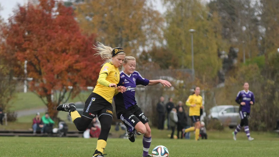 Kamp. Matilda Forslund kämpar på mitten.