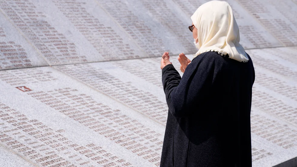 Över 100|000 beräknas ha dödats i kriget. Bild på minnesmonument för de som dödades i massakern i Srebenica. Arkivbild.