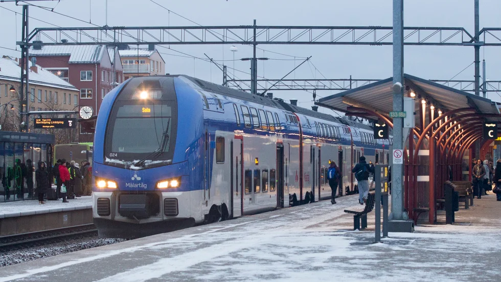 Mälartåg ställer in sträckor på grund av hög sjukskrivning i samband med den ökade smittspridningen av covid-19.