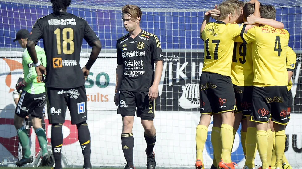 Ny förlust Yosif Ayuba och Joakim Vikberg deppar efter ett av fyra BK Forward-mål under lördagen.