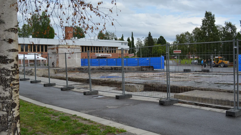 Ruiner. Busstationen i Norsjö förstördes i en våldsam brand.