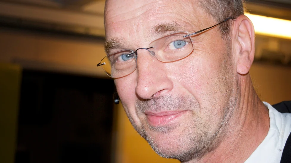 Bekymrad Kenneth Karlsson är ansvarig för fiskodlingen, han oroas över hälsotillståndet för fiskarna i hettan.