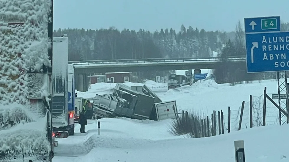 Trafikolycka på E4 i Åbyn, lastbilar i diket.