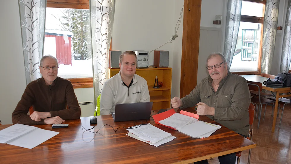 Open Infras projektledare Henrik Söderholm går igenom fastigheter i byn tillsammans med byborna Gunnar Nilsson och Kent Norlin. 