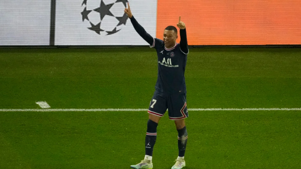 Kylian Mbappé firar segermålet.
