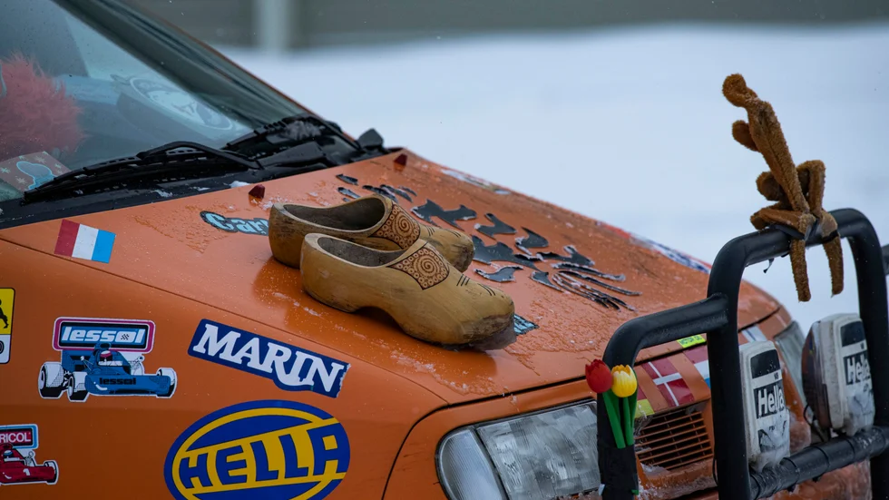 Bilarna var utsmyckade på olika sätt. Den mest originella bilen vinner ett pris.