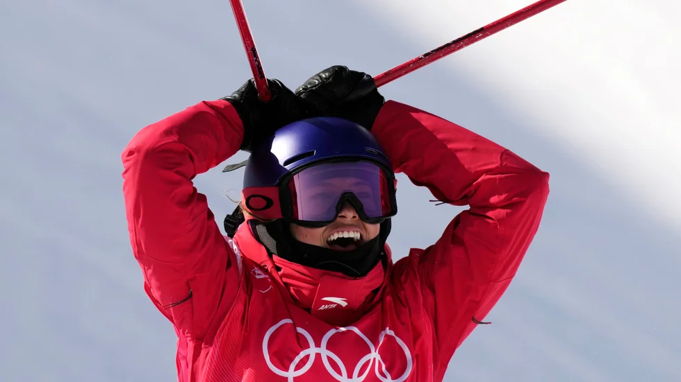 Kinas freeskiåkare Eileen Gu firar efter att ha vunnit OS-guld i halfpipe.