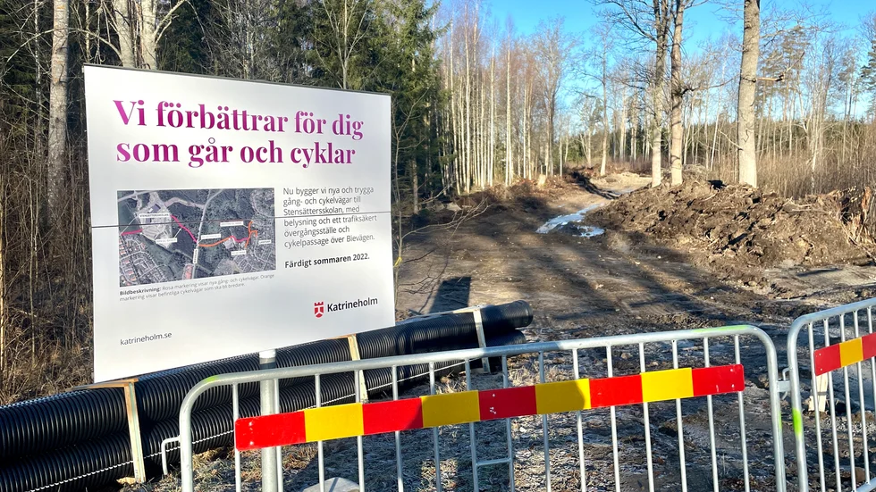 Arbetet med en av de nya gång- och cykelbanorna är i gång. 