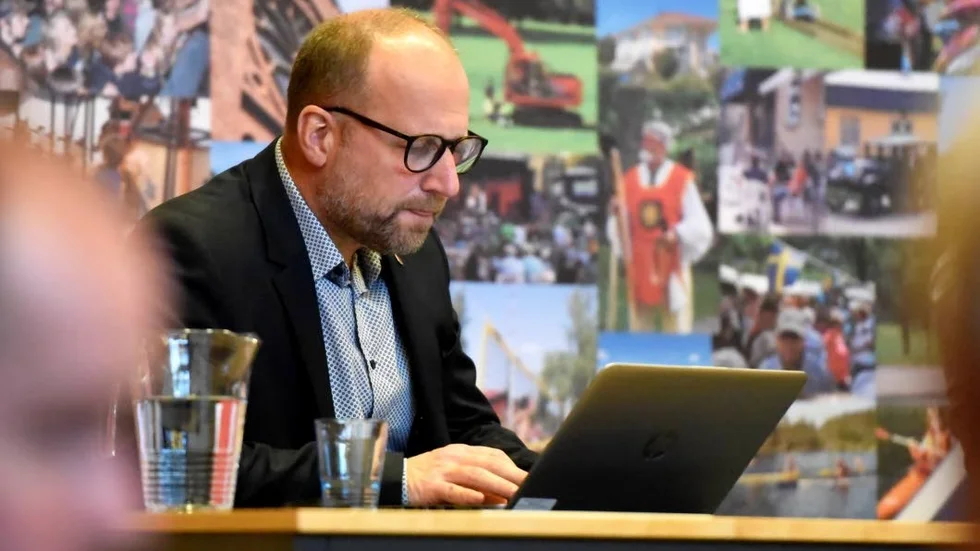 Anders Axelsson, kommundirektör och vd i FFIA, säger att en försäljning av fastigheten med Rejmyre gestgifveri är en möjlighet, men inte just nu.