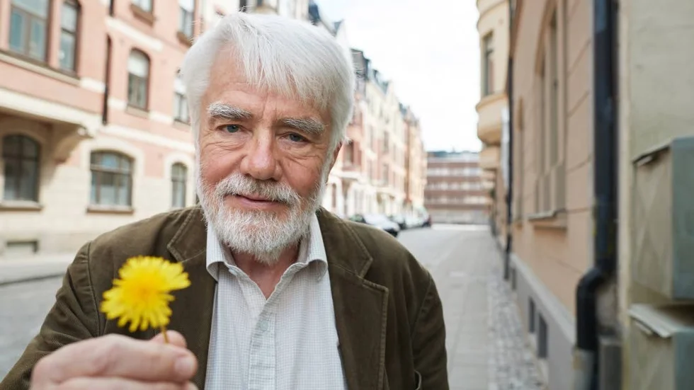 Här står miljöpartiets grundare; den gamle folkpartisten Per Gahrton med sin maskros. Gahrton ska tala på kongressen i Västerås.