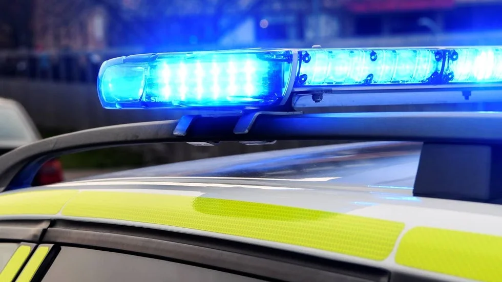 Stoppades av polis på grund av olovlig körning.