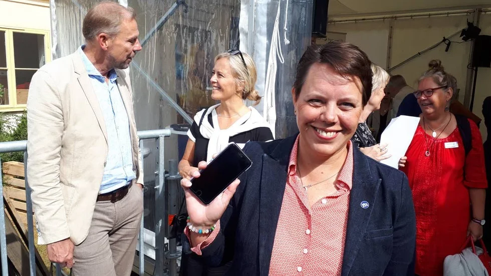 Marie Morell håller upp sin mobil för att visa var den riktigt "nära vården" finns och alltmer kommer att finnas.
