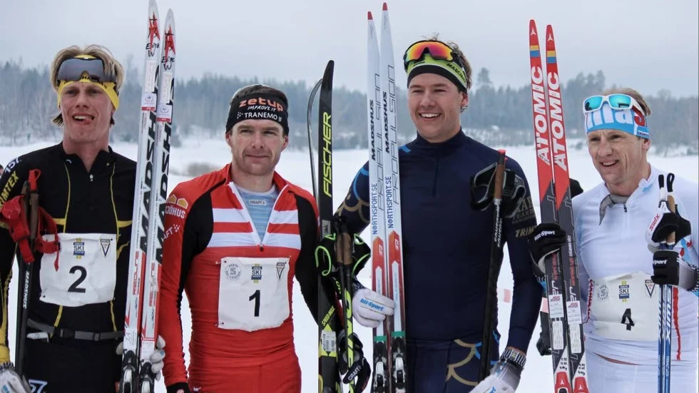 I toppen. Joakim Lindberg (utan nummerlapp) tillsammans med Erik Wickström, femma, Markus Jönsson, etta, och Oskar Svärd, fyra.
