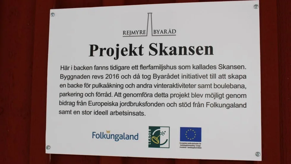EU_projekt. Den här skylten finns numera uppsatt vid boulebanan och pulkabacken i centrala Rejmyre, där man får veta att EU-bidrag möjliggjort investeringarna.