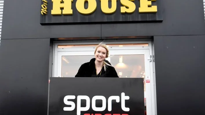 Butikschef Emelie Ekman utanför Family House som under våren också blir Sportringen.