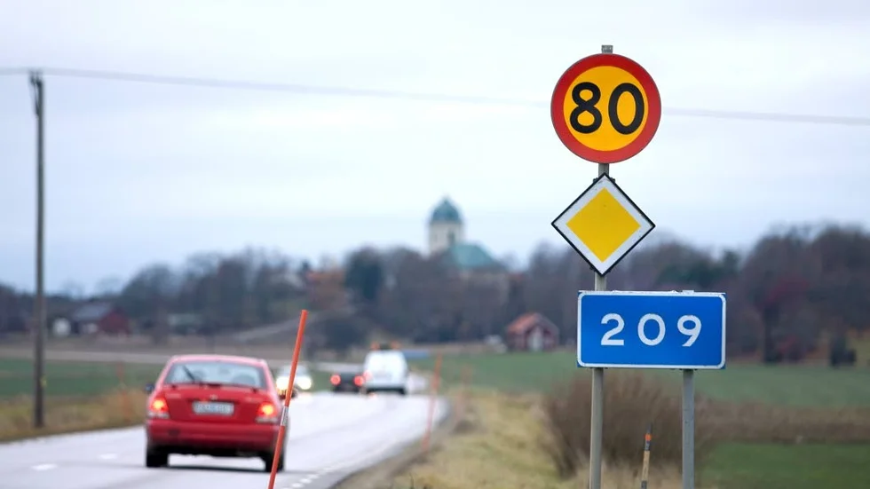 På Arkösundsvägen är det tätt mellan bilarna och ute i Arkösund är det också som allra biltätast i kommunen.