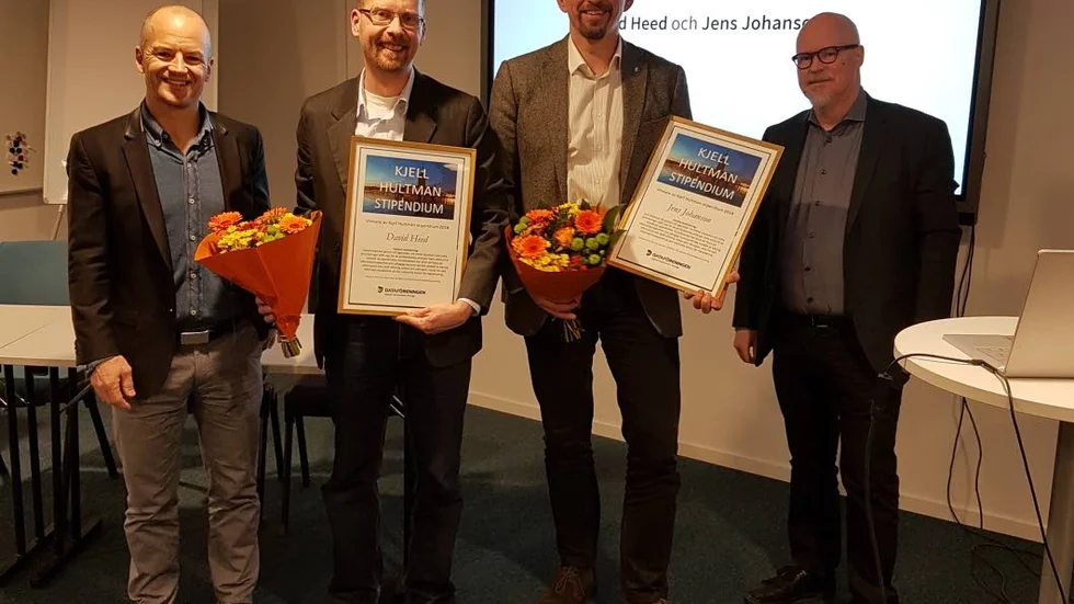 Pris. David Heed och Jens Johanson i mitten får Kjell Hultman-stipendiet 2018 för sitt agerande under IT-läckan på Transportstyrelsen. Till vänster och till höger Björn Heurlin, och Christer Berg på Dataföreningen.