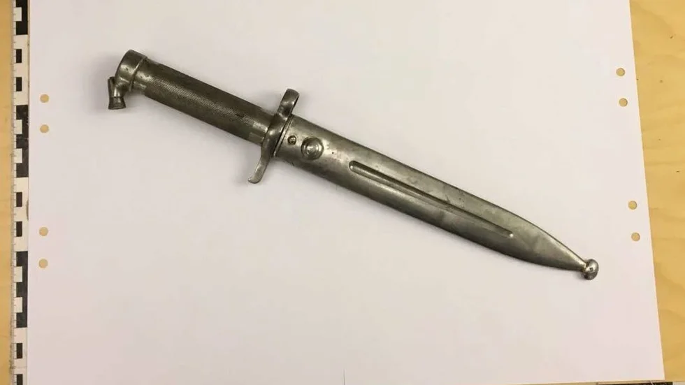 Polisbild. Den här bajonetten ska en av rånarna haft på sig.
