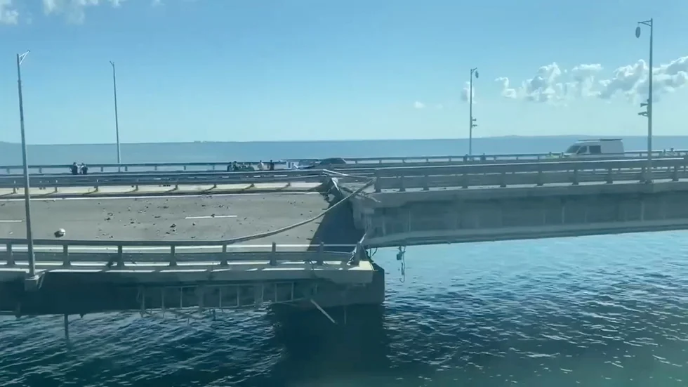 Den ryskbyggda Kertjbron, som förbinder Ryssland med den ockuperade Krimhalvön, har delvis öppnat för fordonstrafik på de högra körfälten efter gårdagens attack.