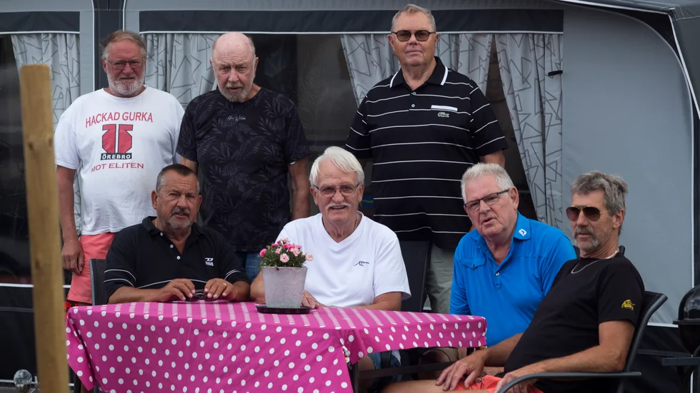Campingvännerna som tillsammans spelar på hästar, består bland annat (från vänster) av Arne Dällerud, Göran Karlsson, Lars Stenevang, Anders Landsberg, Urban Ehrlin, Stellan Nilsson och Gunnar Larsson.