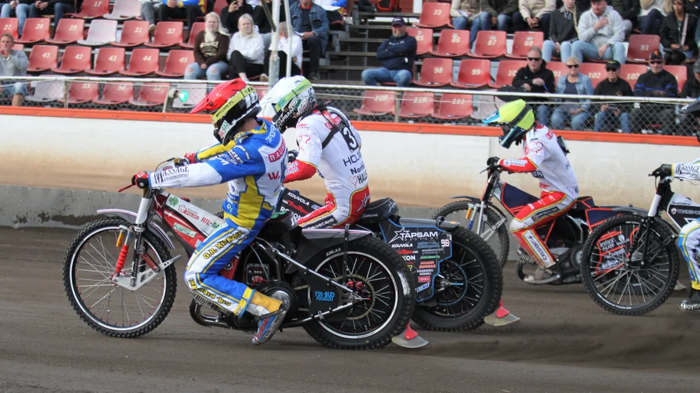 Oskar Fajfer i Piraterna vinner heat tre efter en bra start. Det blev en tuff match mot Rospiggarna.Polacken inledde starkt men avslutade desto sämre.