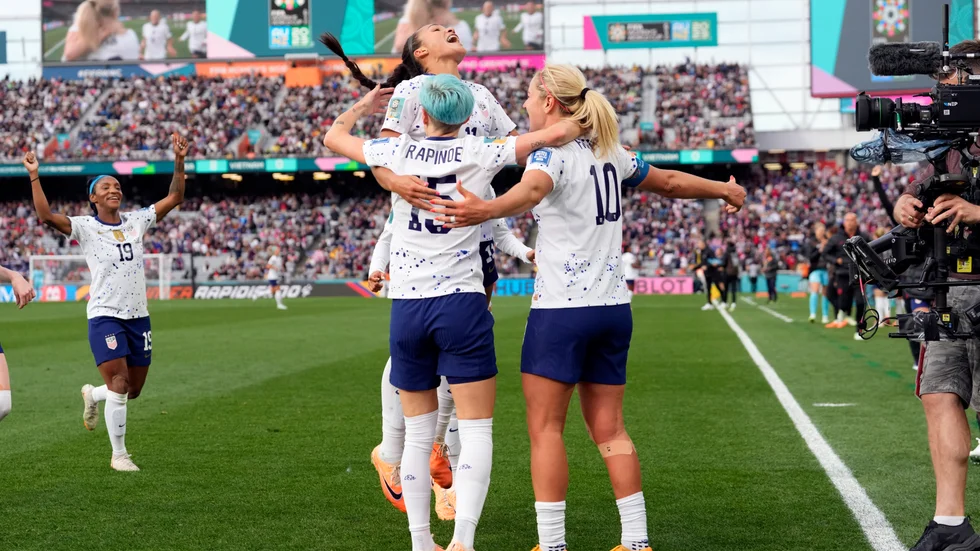 Megan Rapinoe (i blått hår), Sophia Smith (högst upp) och Lindsey Horan firar efter att den sistnämnda satt 3–0, vilket också blev slutresultatet.