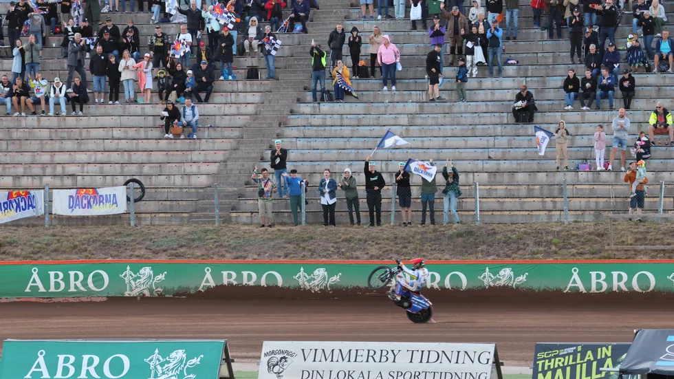 Daniel Bewley samlade ihop 13+2 poäng när Dackarna körde över Rospiggarna hemma med 59-31 inför drygt 2 500 åskådare.
