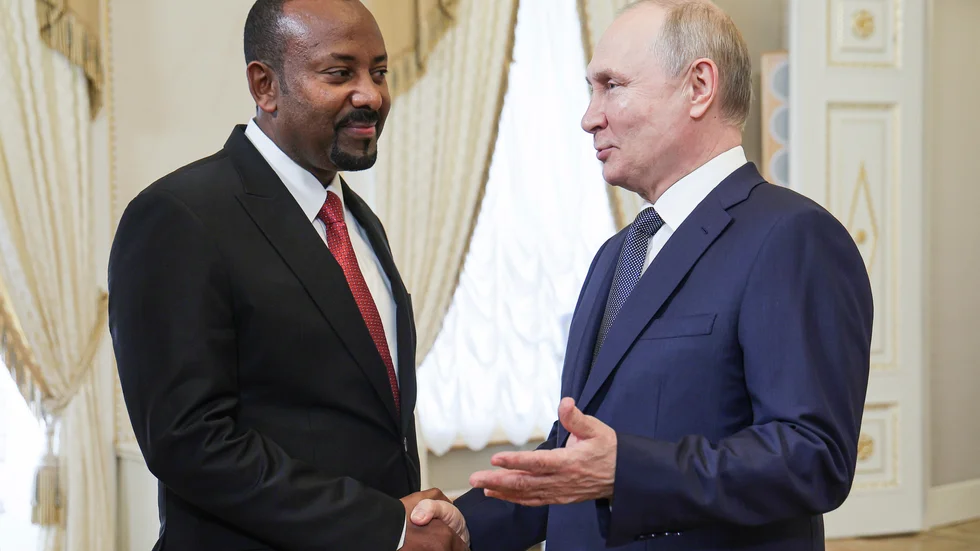 Rysslands president Vladimir Putin, till höger, skakar hand med Etiopiens premiärminister Abiy Ahmed på onsdagen.