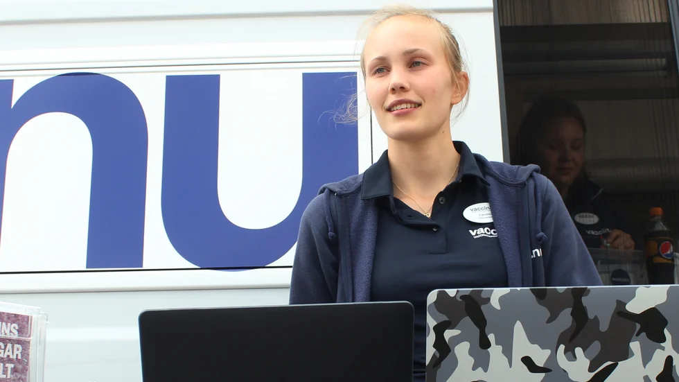 Läkarstuderande Carolina Kekki jobbar för vaccin.nu.