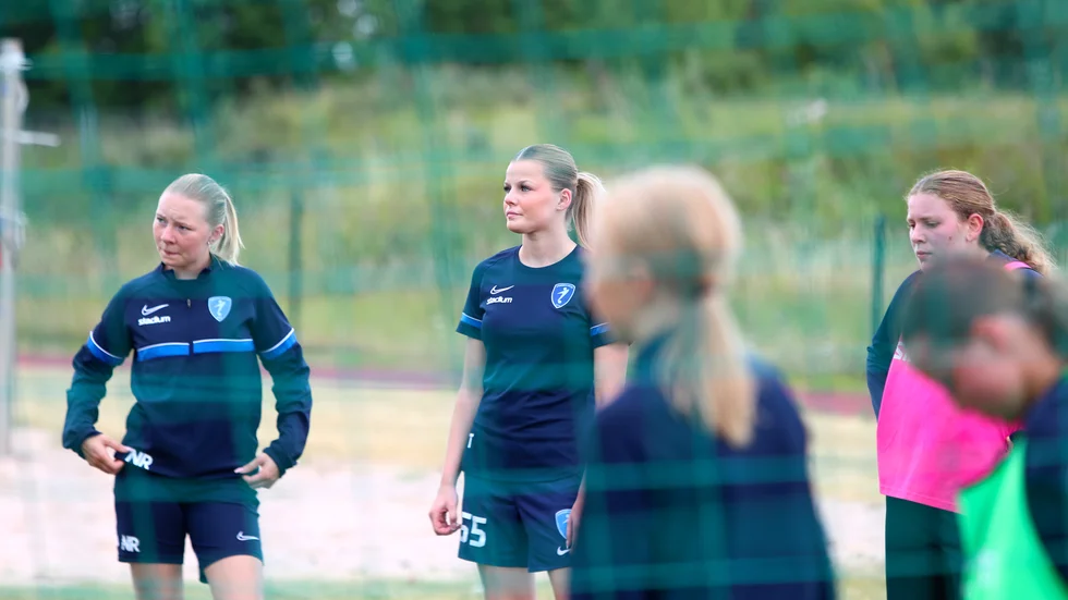 Lowisa Thåström, Nora Roos och Laura Dags lag Stångebro United spelar ett gäng cuper under sommaren. Det blir massor med fotboll med andra ord.