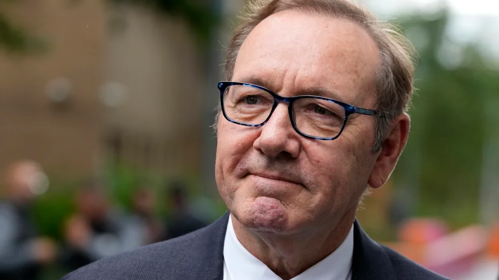 Kevin Spacey på väg in i domstolen på måndagen.