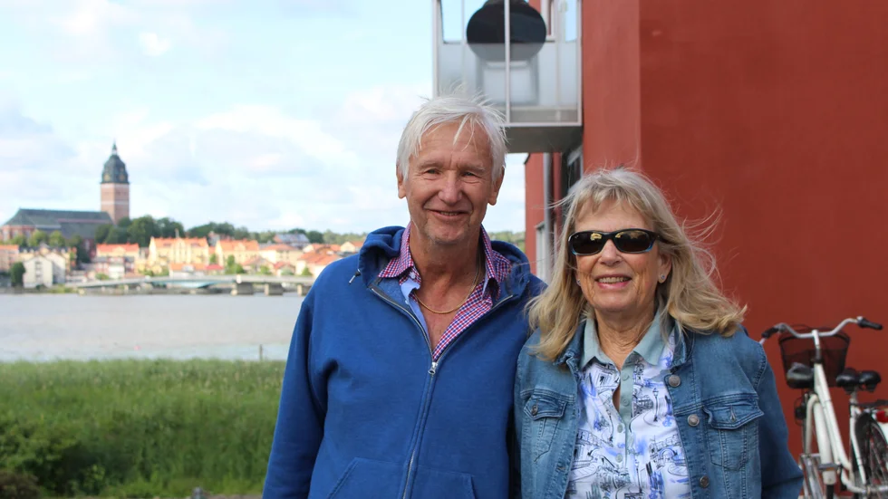 Tommy Pettersson och Kristina Lilliesköld är missnöjda med hur kommunen har informerat om breddningen av gångvägen. Arbetet orsakade väldiga dammoln under den heta och torra perioden från maj till juli.