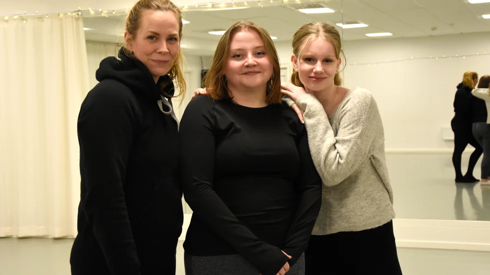I gruppen "Dans för hälsa" finns inga krav på att prestera eller ens vara delaktig. "Bara man kommer. Jag skickar många SMS innan samlingen", säger dansläraren Sara Lockby till vänster i bild. Älva From Jonsson och Jonna Kristiansen är två av deltagarna i gruppen som funnit en gemenskap bland andra unga som mår dåligt psykiskt.