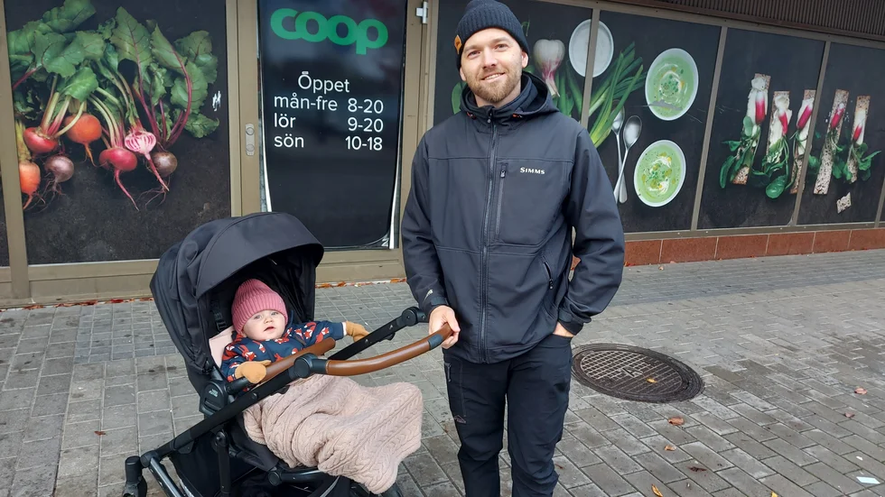 Asmir Begic i Hultsfred, här med dottern Edit Begic Jonasson, säger inte nej till lägre soptaxa. Vem som ska betala är en svårare nöt att knäcka.

