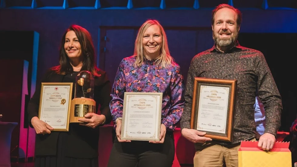 De tre vinnarföretagen som prisades på Besöksnäringsdagen: fv Gulle Demir, mamma till Andreas Demir, som äger och driver Brasserie Grand; Malin Ohlin, LasseMajas Deckarhus och Andreas Landén, Restaurang Jord.
