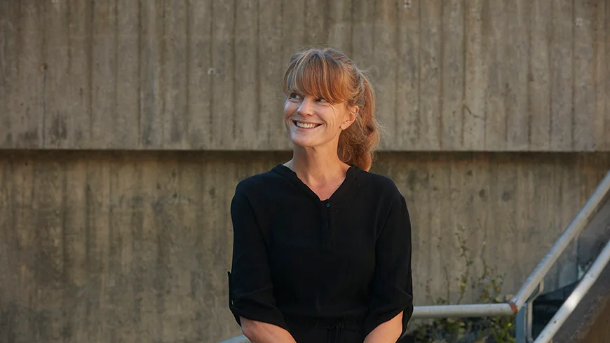 Ingvild H. Rishøi (född 1978) är en av sin generations mest prisade norska författare. Hon introducerades på svenska 2018 med "Vinternoveller" som 2021 följdes av den hyllade romanen "Stargate: En julberättelse".